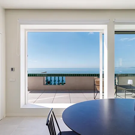 New - Sea View - Splendid Lejlighed *